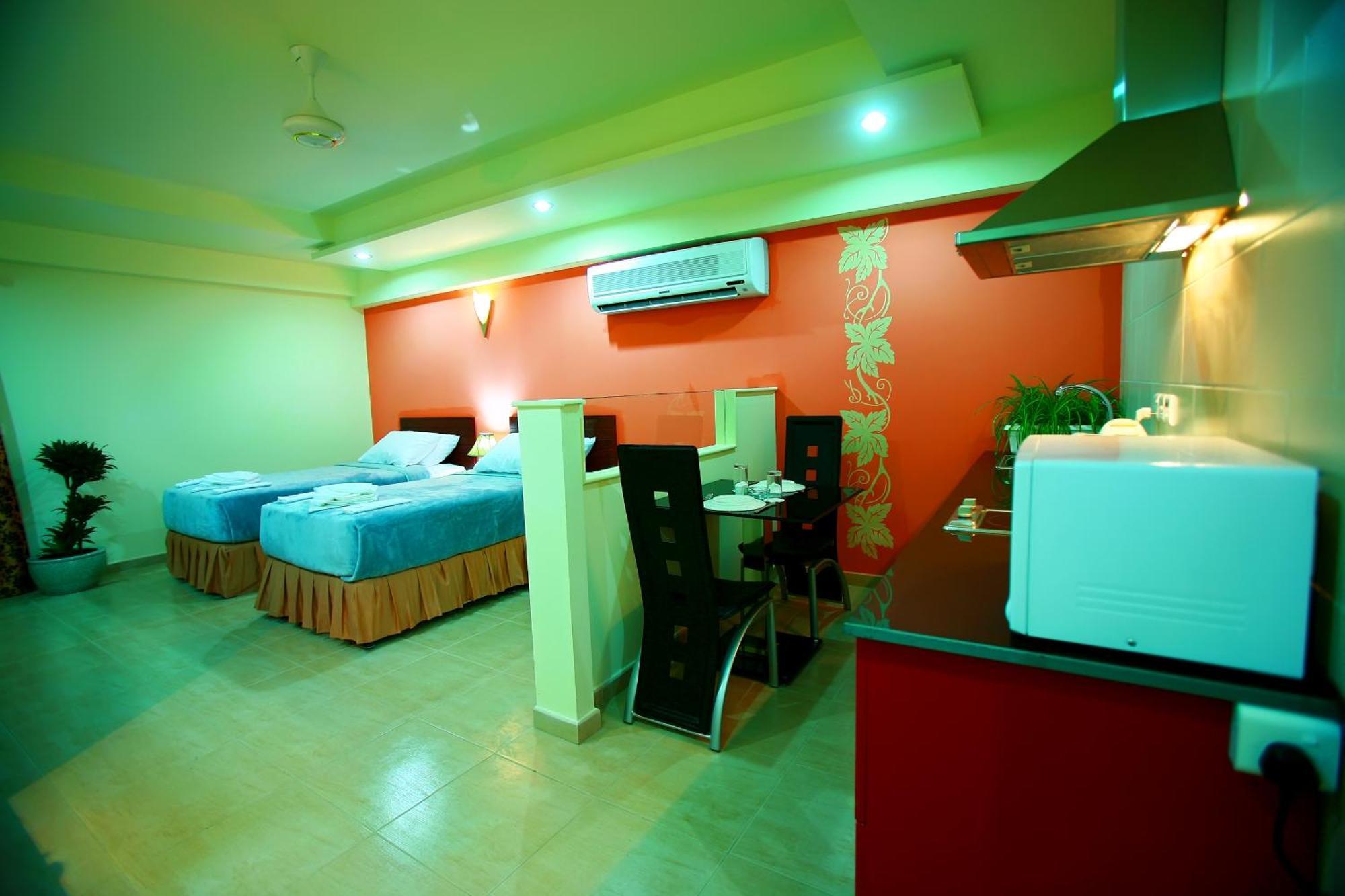 Johny International Hotel Muskat Bagian luar foto