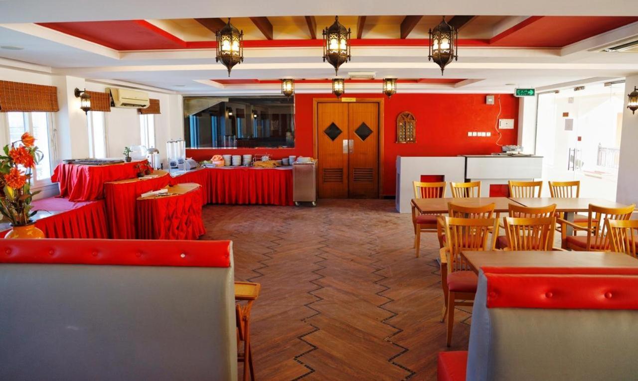 Johny International Hotel Muskat Bagian luar foto