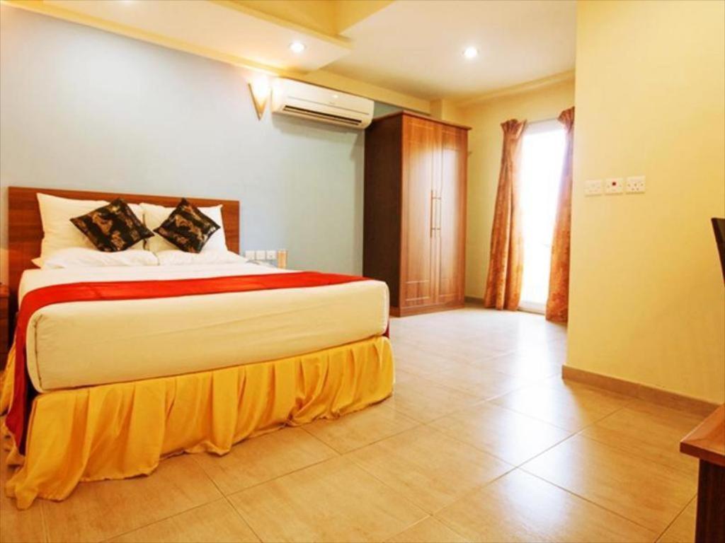 Johny International Hotel Muskat Bagian luar foto