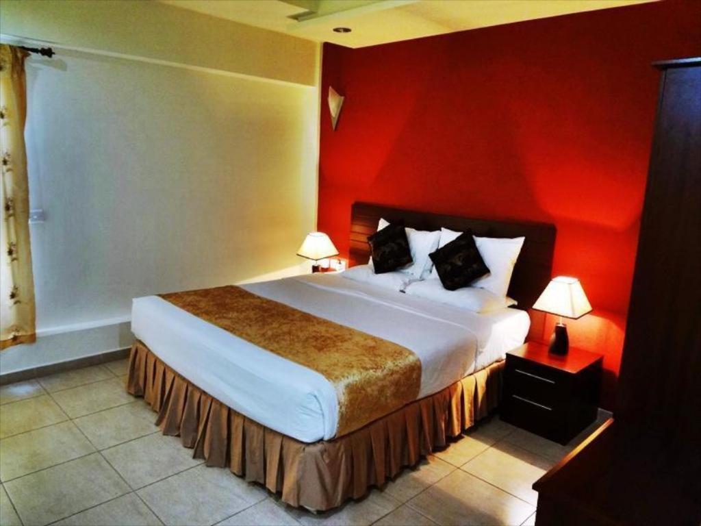 Johny International Hotel Muskat Bagian luar foto