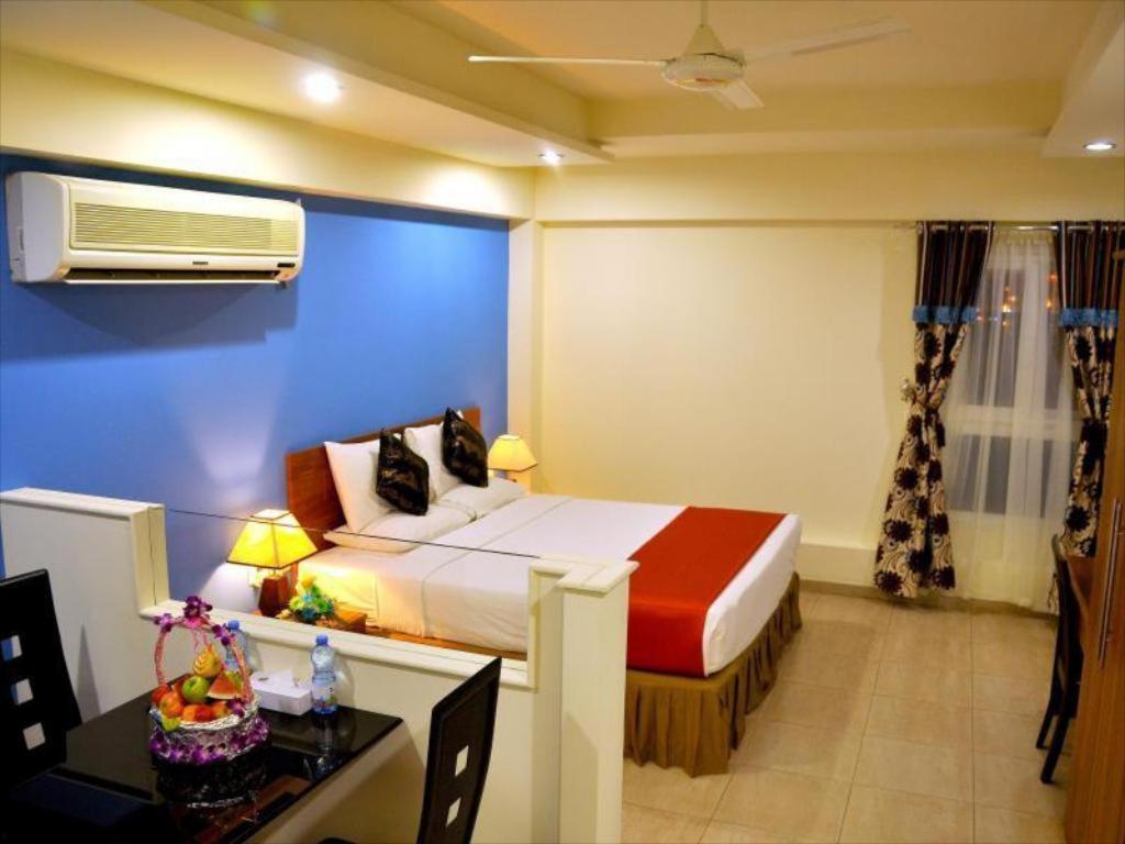 Johny International Hotel Muskat Bagian luar foto