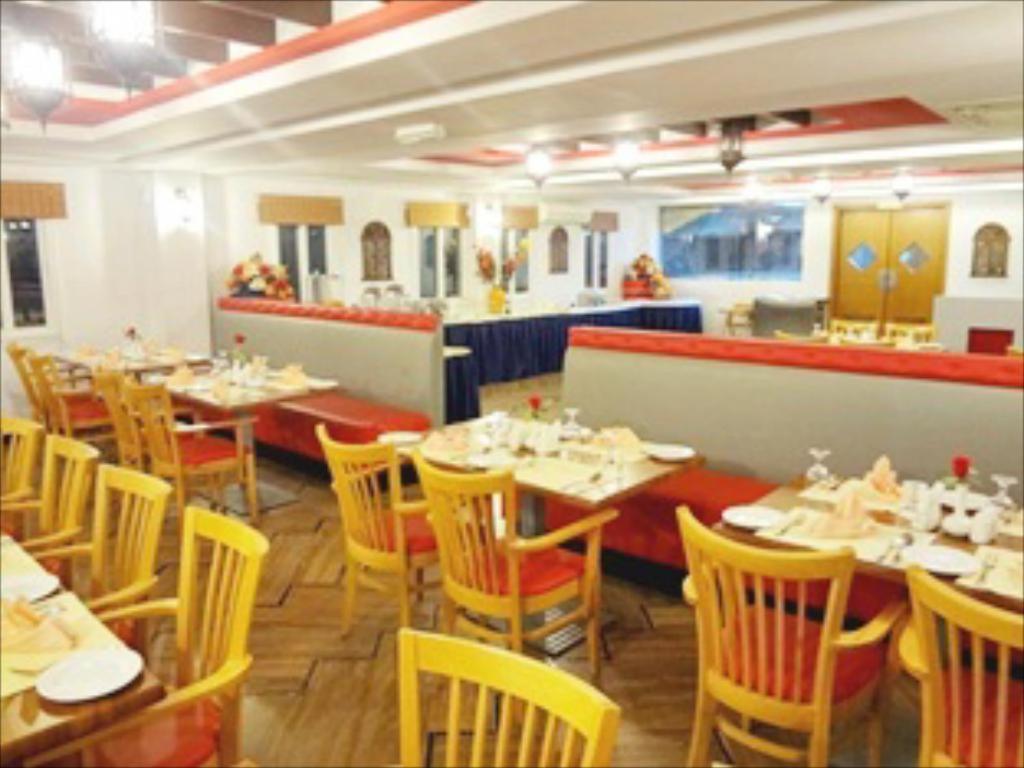Johny International Hotel Muskat Bagian luar foto