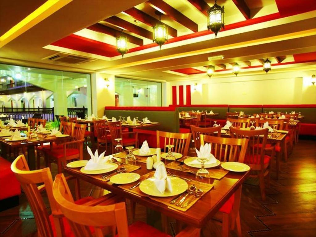 Johny International Hotel Muskat Bagian luar foto